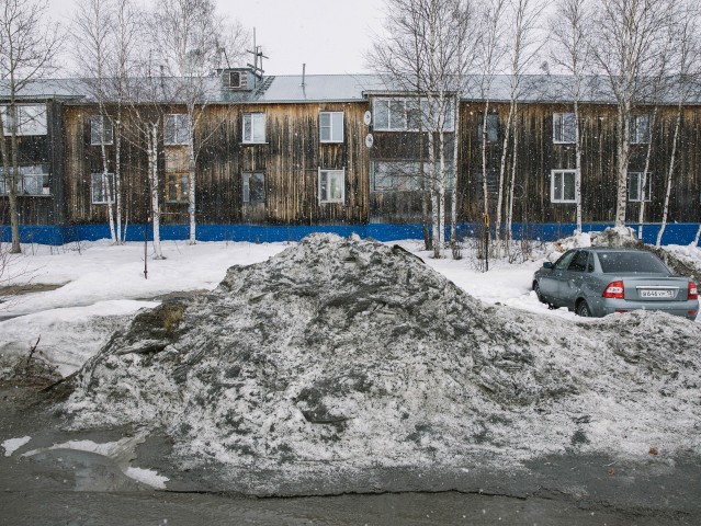 Город сургут белый яр. Сургут белый Яр. Поселок Северное Снежное. Летний снег. Снег в апреле.